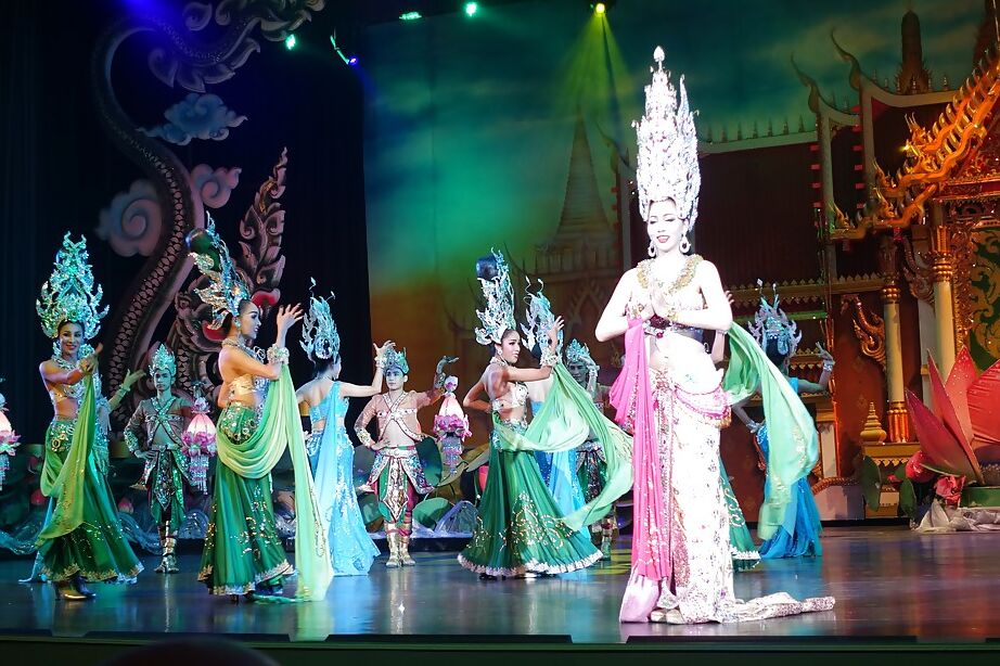 16P Ladyboys tailandesas não nuas competem em concurso de beleza público