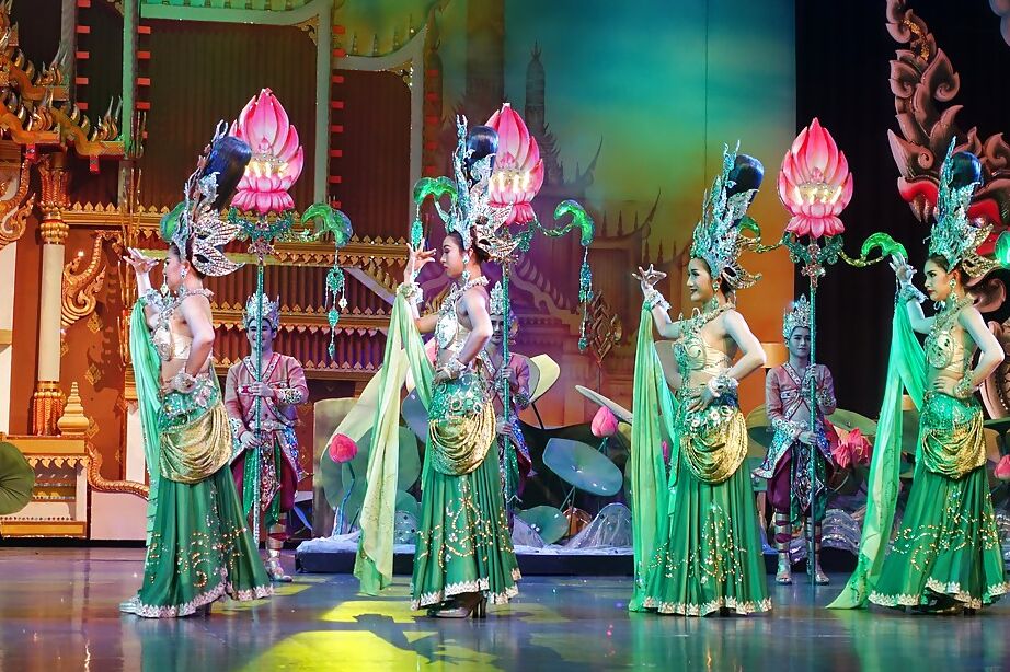 16P Ladyboys tailandesas não nuas competem em concurso de beleza público