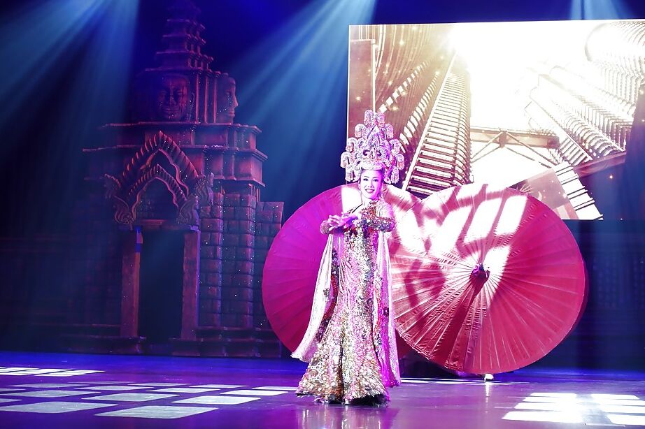 16P Ladyboys tailandesas não nuas competem em concurso de beleza público