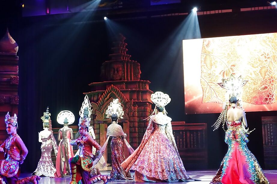 16P Ladyboys tailandesas não nuas competem em concurso de beleza público