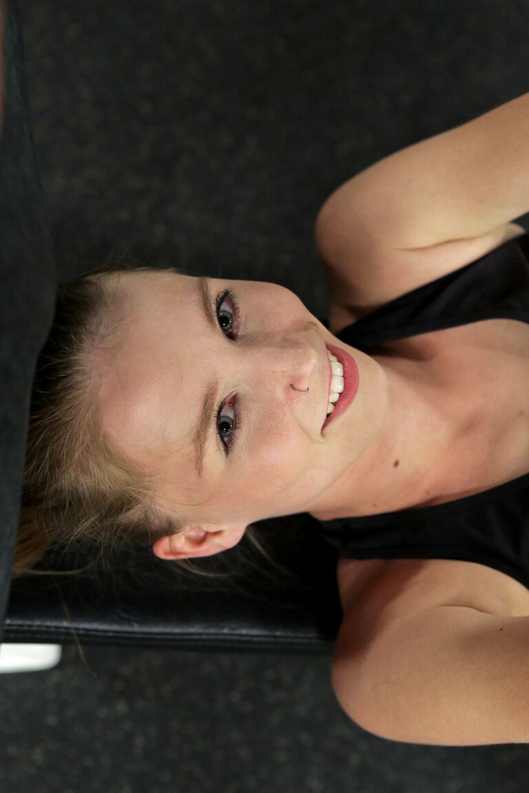 Die 17-jährige, dünne Teenagerin Ava Parker wird im Fitnessstudio von einem Fitnesstrainer verführt und gefickt