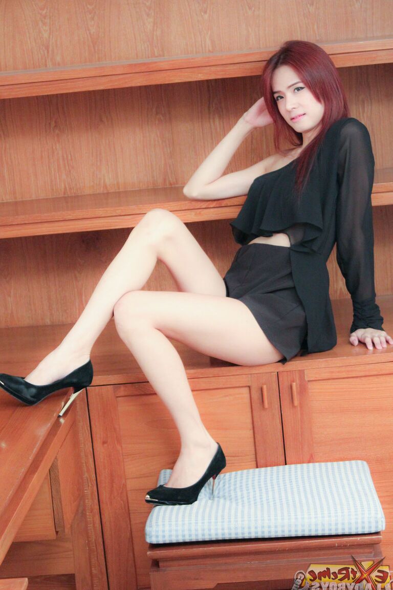 21P Transexual asiática caliente Bellbell teniendo sexo a lo perrito frente al espejo