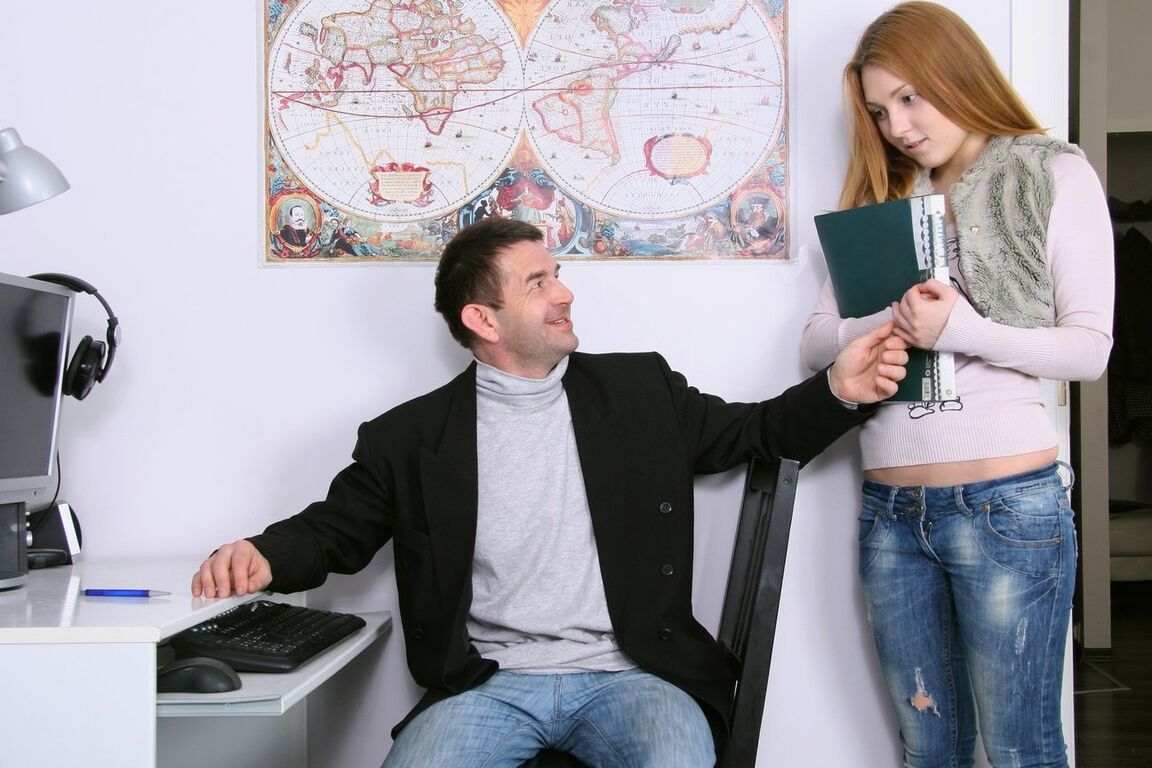15P 素敵なおっぱいと滑らかなマンコを持つ若い赤毛が彼女の先生をファックして渡す