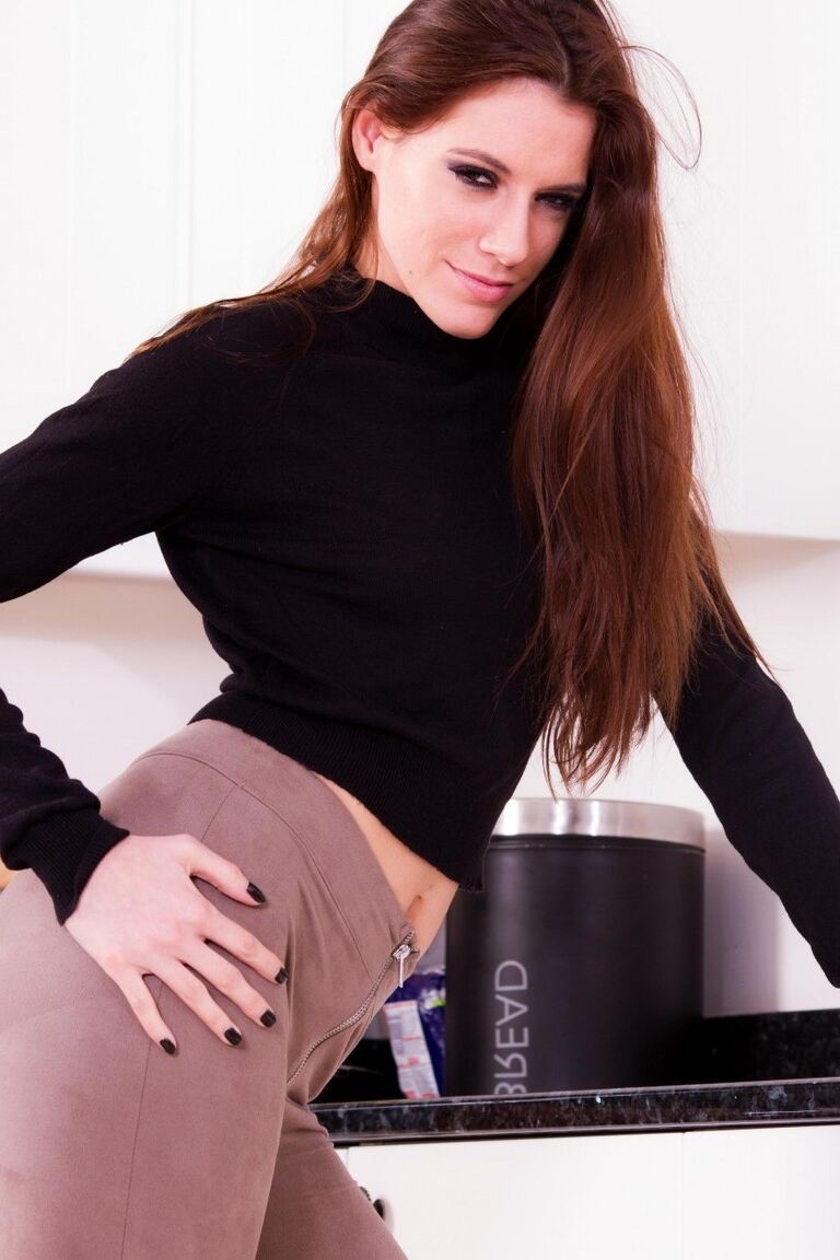 12P 英国美女ベッキー・ペリーがパンツとハイヒールのセーターからおっぱいを解放する