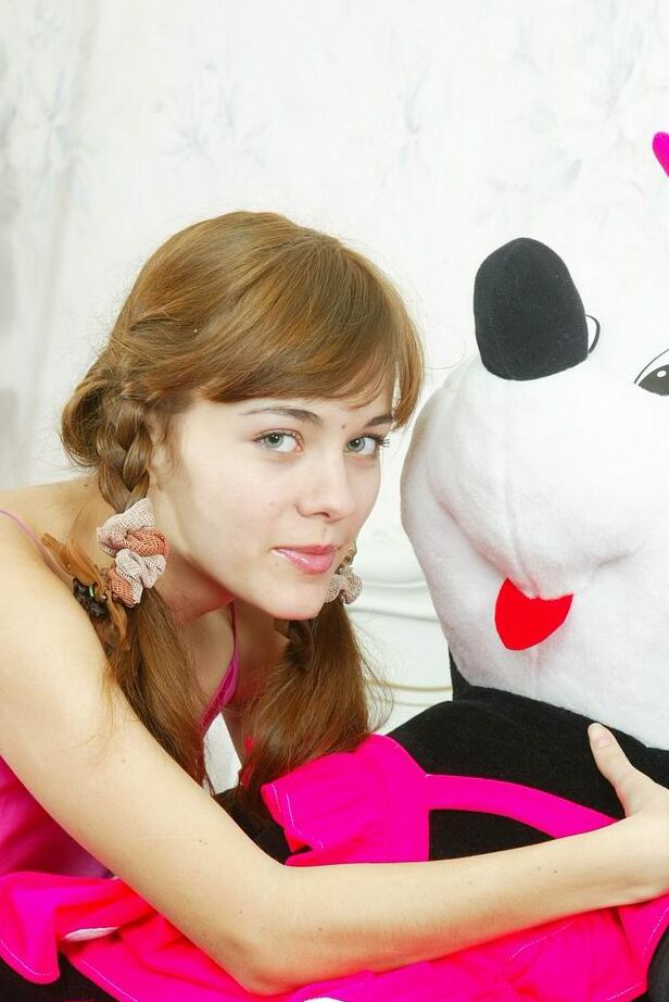 21P La adolescente virgen Alla se desnuda y monta un enorme peluche