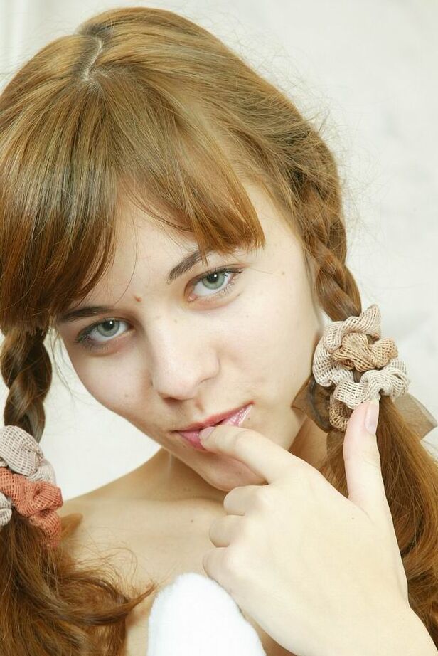 21P La adolescente virgen Alla se desnuda y monta un enorme peluche