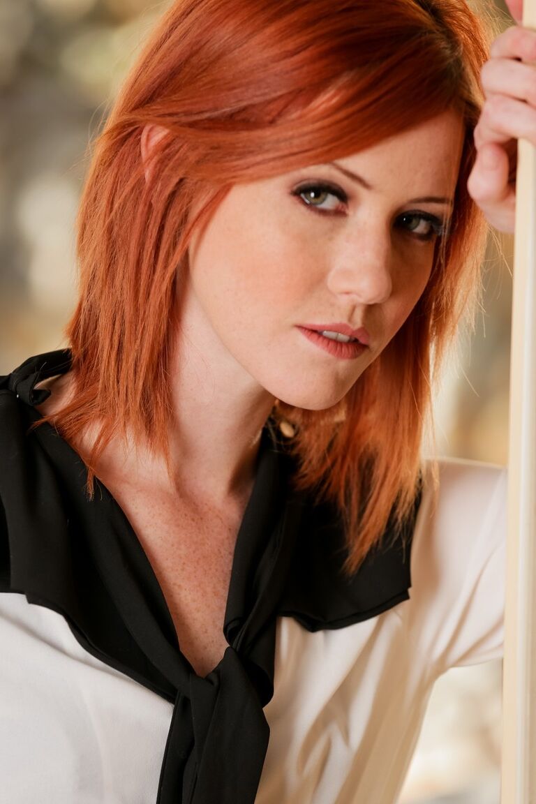 15P Gorgeous redhead stunner Elle Alexandra strips down sensually