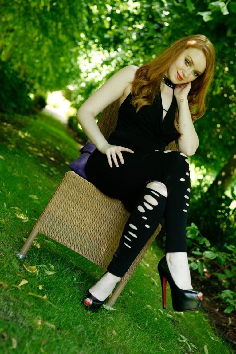 12P Gorgeous redhead Kloe Kane strips to her heels in an English garden