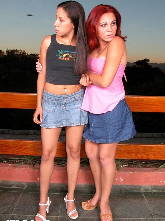 13P Freaky transexuelle et hot babe remontent leurs jupes courtes pour profiter du sexe en plein air