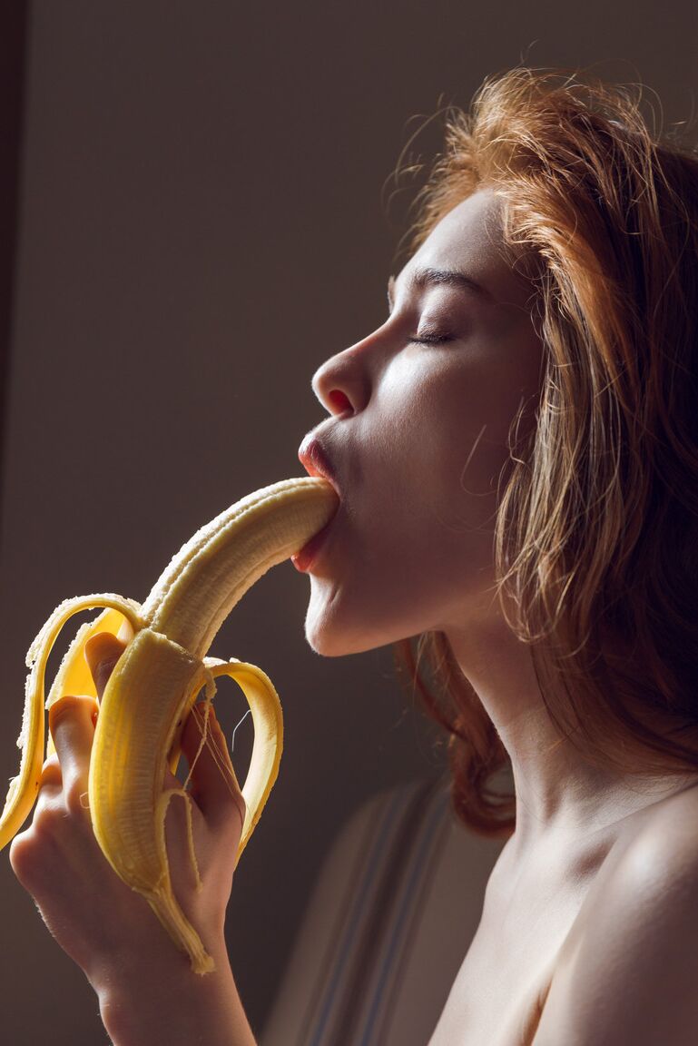 17P A ruiva pálida Jia Lissa toca sua buceta adolescente depois de comer uma banana