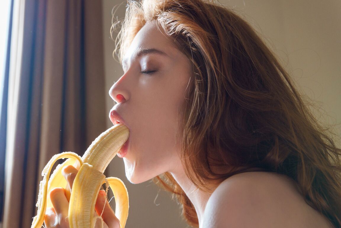 17P A ruiva pálida Jia Lissa toca sua buceta adolescente depois de comer uma banana