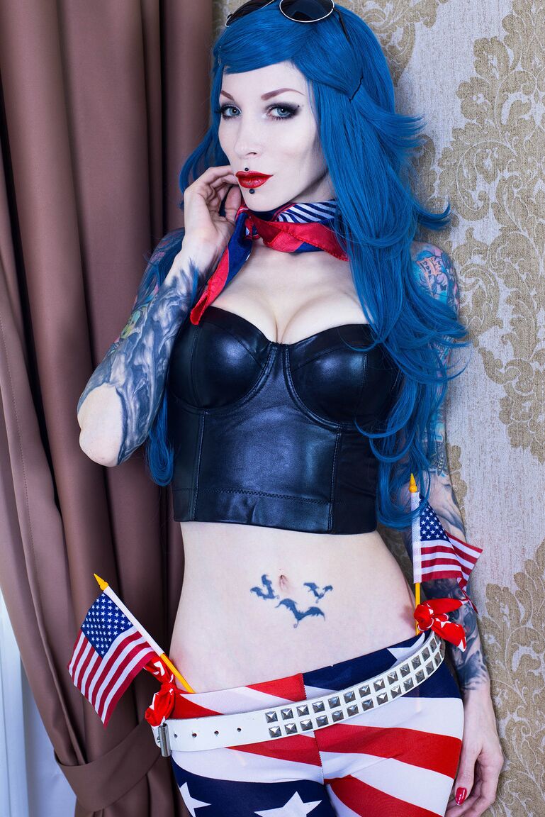 15P Goth model Razor Candi pulls down tight pants before toying her pussy