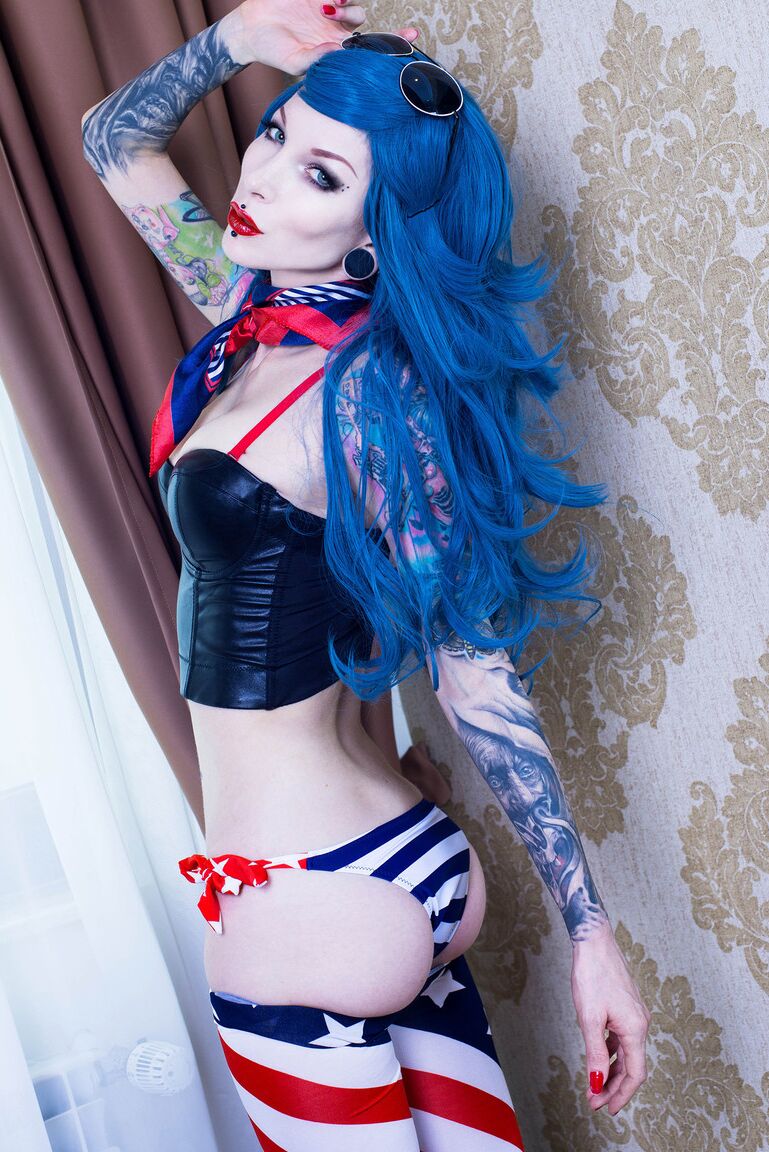 15P Goth model Razor Candi pulls down tight pants before toying her pussy
