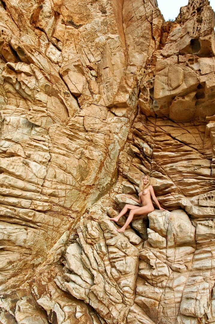 16P Belinda rubia totalmente desnuda muestra su cuerpazo contra rocas desgastadas