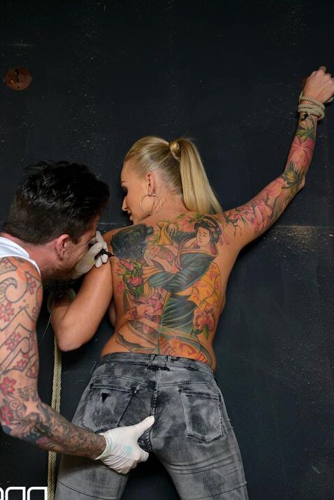 12P A loira tatuada Kayla Green é contida e fodida por um tatuador