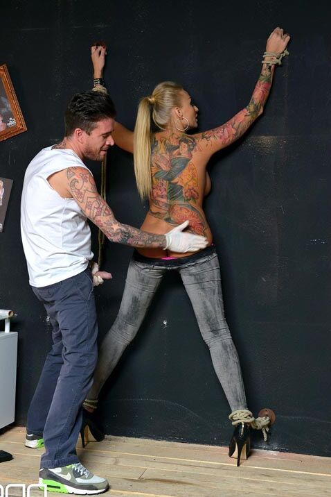 12P A loira tatuada Kayla Green é contida e fodida por um tatuador