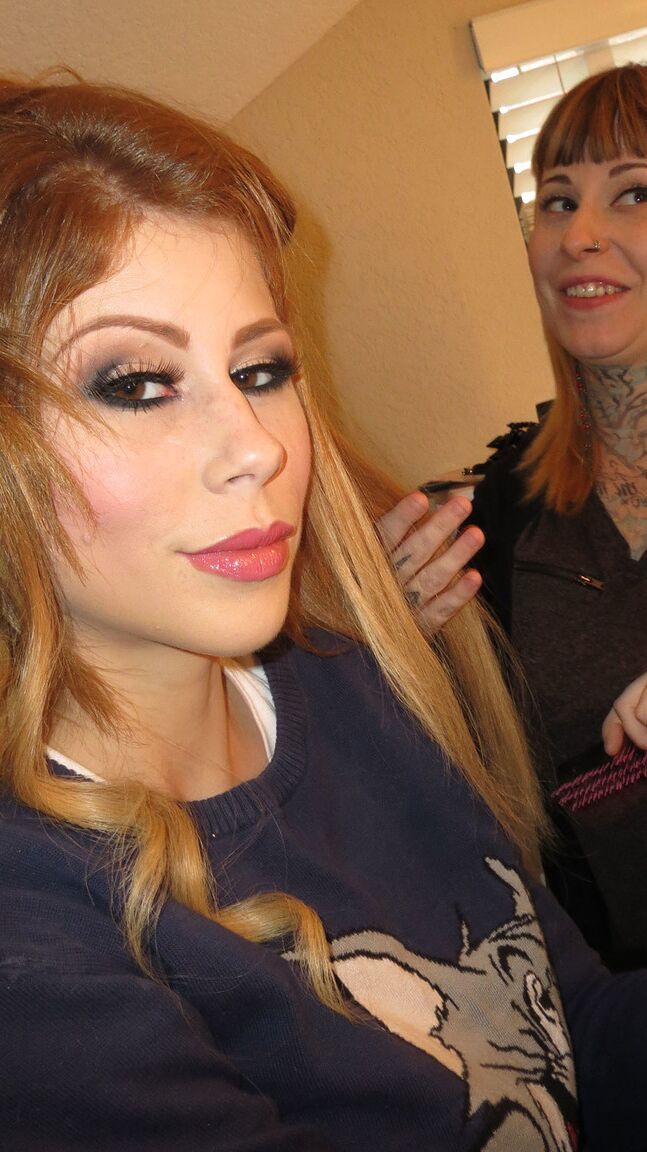 17P Pretty Brooklyn Lee zieht ihr gelbes Kleid aus, um ihre perfekten Titten und ihren perfekten Arsch zu zeigen