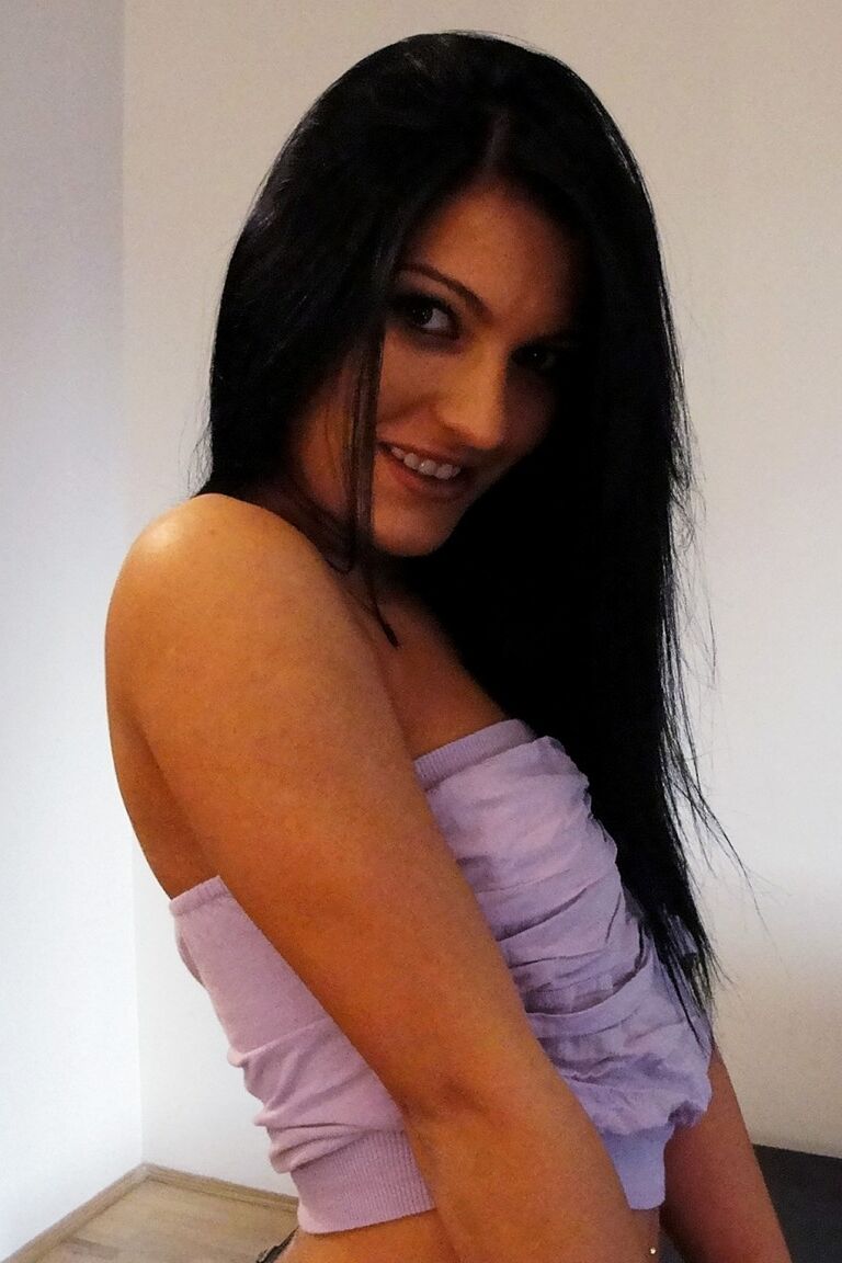 17P La jolie roumaine Honey Demon se déshabille et suce une bite en action POV