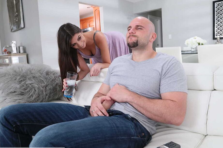16P Fille aux petits seins Olivia Lua joue du porno hardcore avec un beau mec en séries