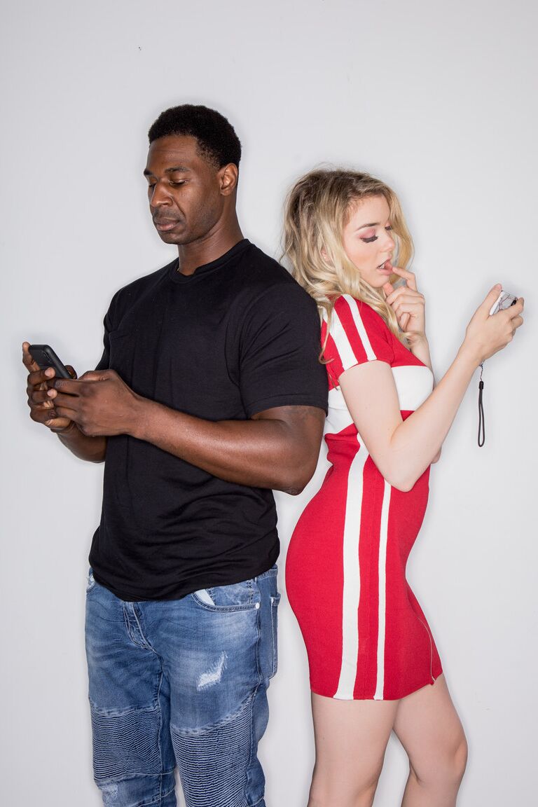 15P Die schmutzige Blondine Anny Aurora hat Interracial-Sex mit einem muskulösen Kerl