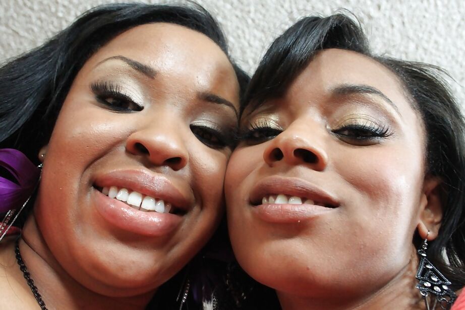 16P MILFs negras Porche y Aryana besándose y mostrando grandes tetas
