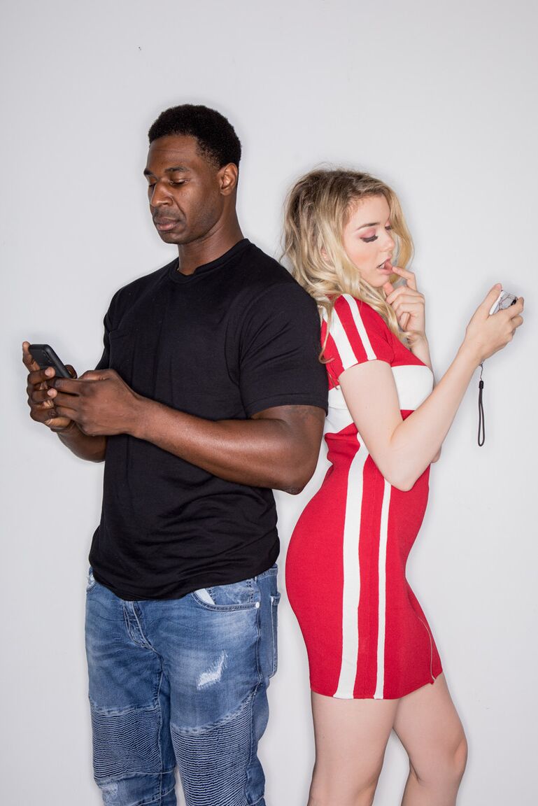 15P A loira Anny Aurora faz sexo com um negro musculoso no carro e em casa