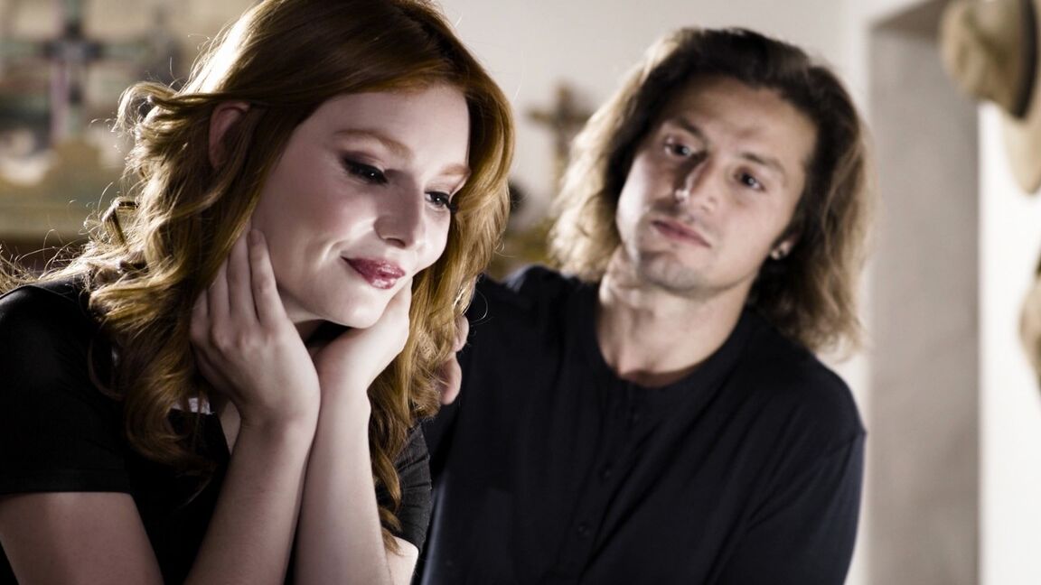 15P A ruiva natural Lacy Lennon faz sexo na cama com seu primo que se beija