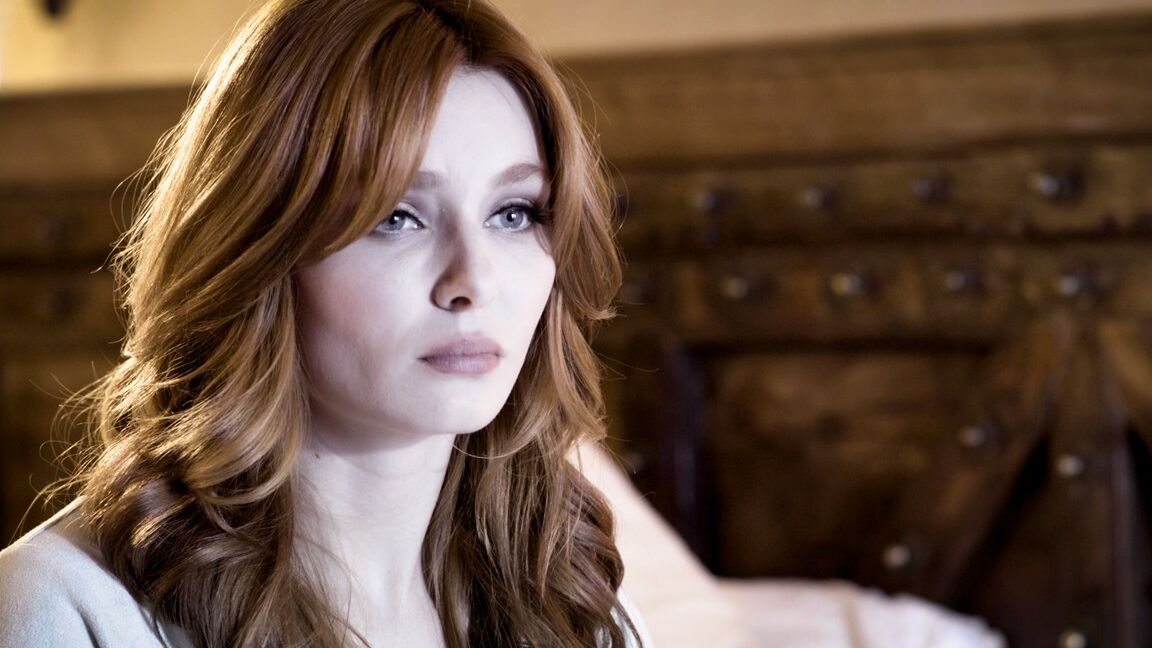 15P A ruiva natural Lacy Lennon faz sexo na cama com seu primo que se beija