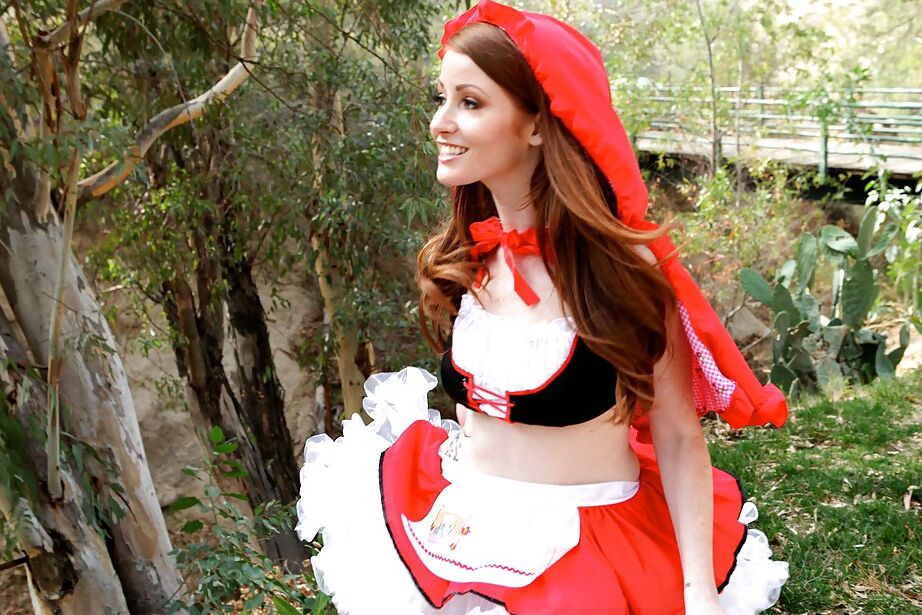 16P La encantadora adolescente vestida Nikki Rhodes en medias recibe una polla enorme