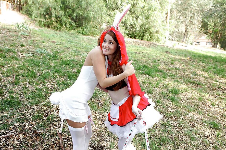 16P La encantadora adolescente vestida Nikki Rhodes en medias recibe una polla enorme