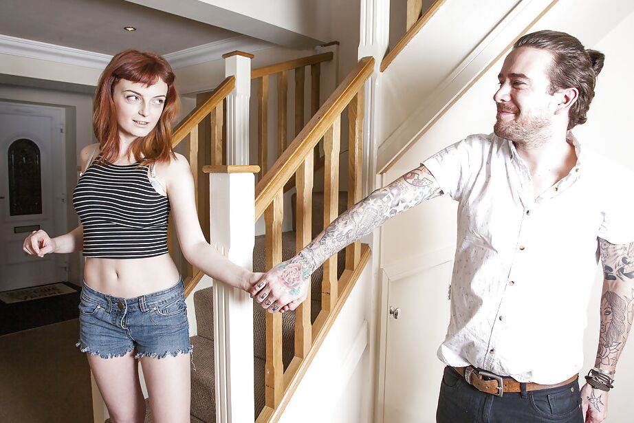 16P Lola Gatsby, une jeune européenne rousse, se prend une baise hardcore avec une chatte poilue.