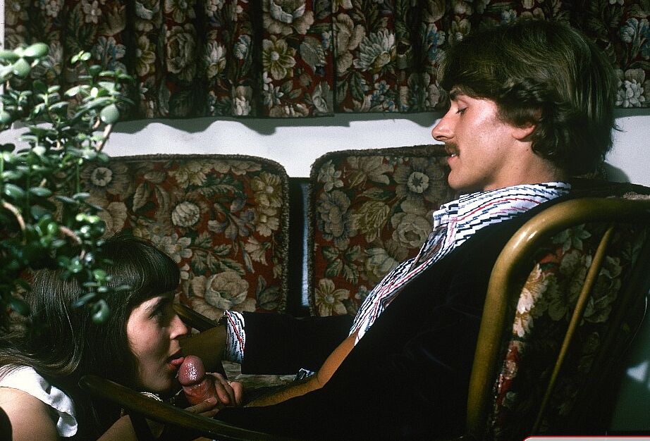 13P Guy fode seu jovem amante e vai para casa para foder sua esposa no reality vintage