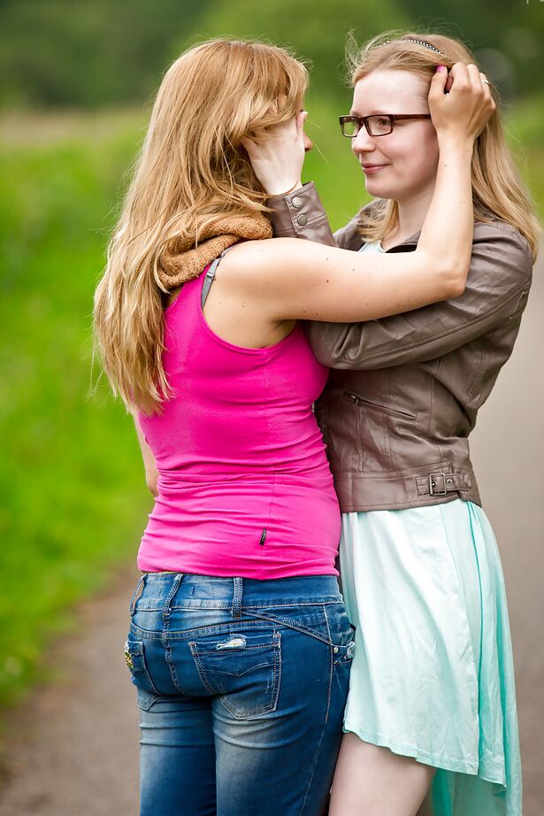 16P Freckle faced amateurs Gisela and Noa try first time dyke fucking in woods