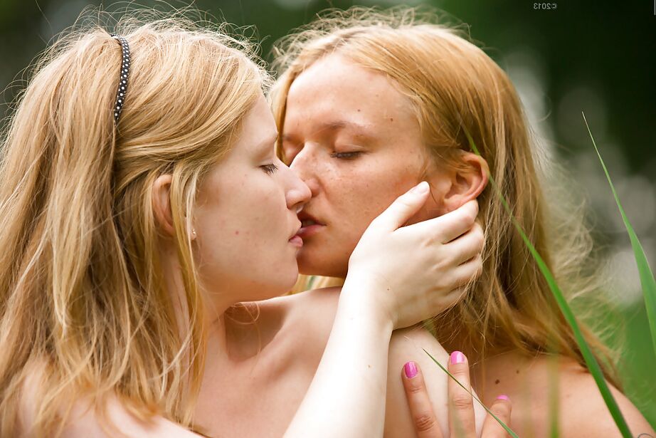 16P Freckle faced amateurs Gisela and Noa try first time dyke fucking in woods