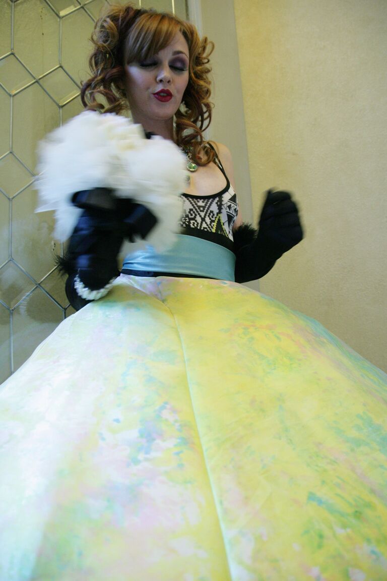 20P A louca princesa ruiva Marie McCray exibe seus peitos e chupa um pau grande
