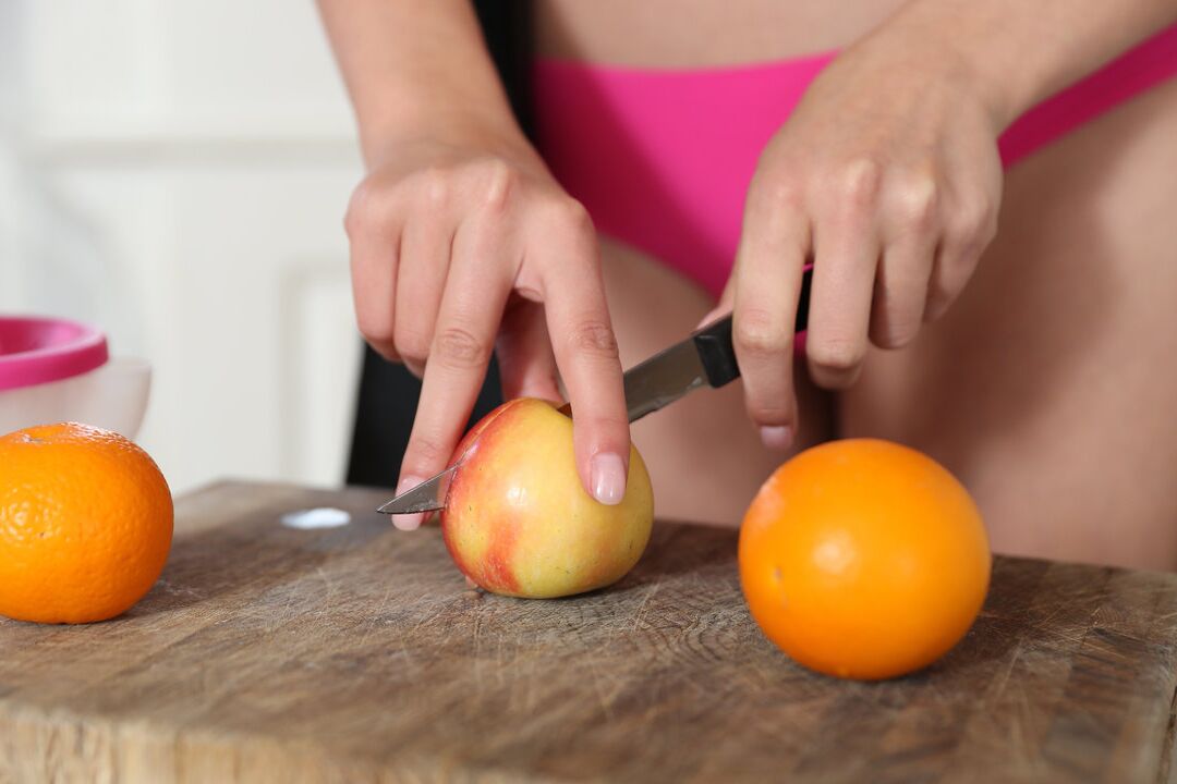 17P Garota branca com peitos lindos come uma variedade de frutas antes de uma foda forte