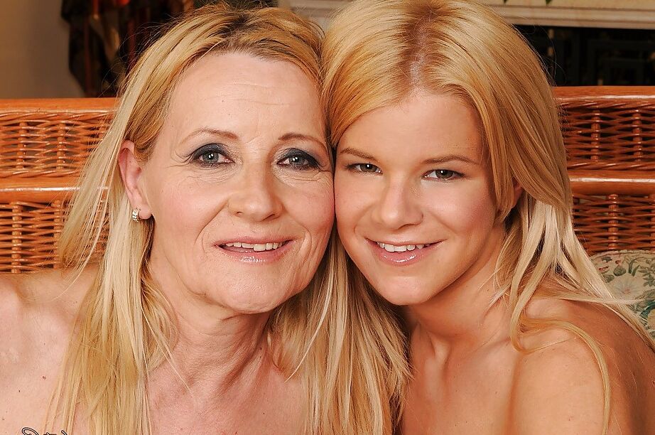 16P Superbe blonde mature s'amusant lesbienne avec une jeune fille