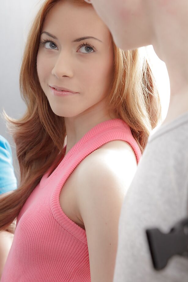 16P Die zierliche Rothaarige Erica gibt Jungen Blowjobs für Cumshots ins Gesicht