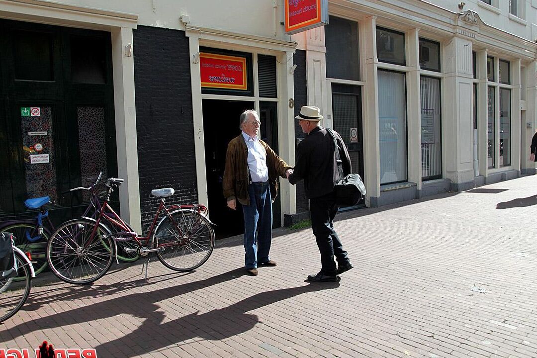 14P Prostituta de cabelos escuros de Amsterdã faz sexo com um homem muito velho