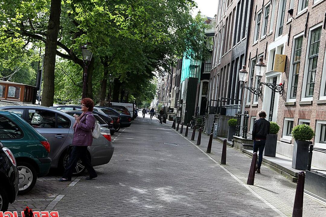 14P Prostituta de cabelos escuros de Amsterdã faz sexo com um homem muito velho
