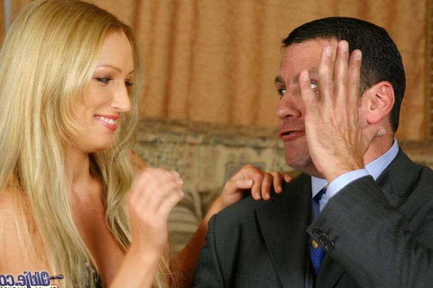 16P La joven rubia Sue Diamond adora sus pies antes de tener sexo con su Sugar Daddy