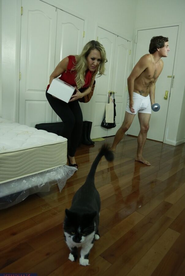 16P La seductora MILF tetona Brandi Love follada duro y facializada
