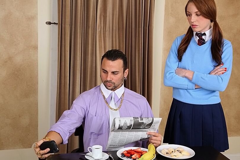 12P Une adolescente en nattes et chaussettes séduit son beau-père à la table du petit-déjeuner