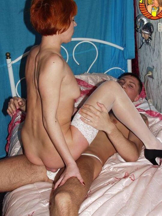 20P Jeune rousse porte des bas blancs pendant les rapports sexuels avec son petit ami