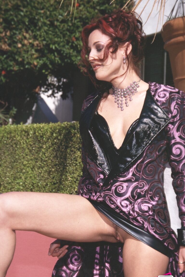 21P Glam Holly Hollywood montrant ses seins naturels