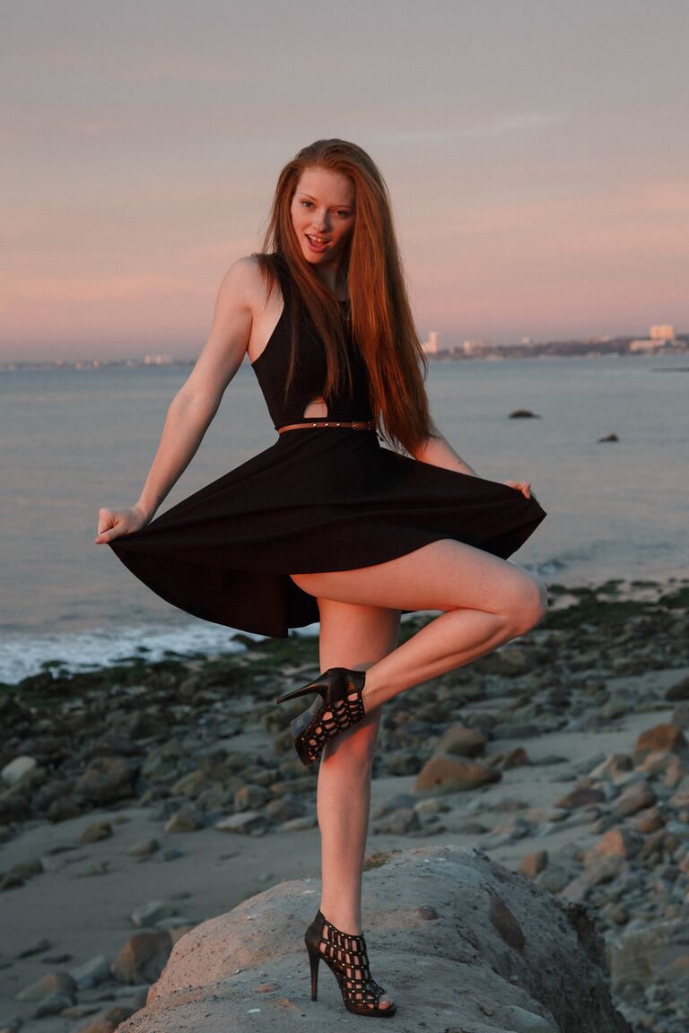 12P A adolescente angelical Wendy Patton mostra uma saia levantada excitante em um vestido quente