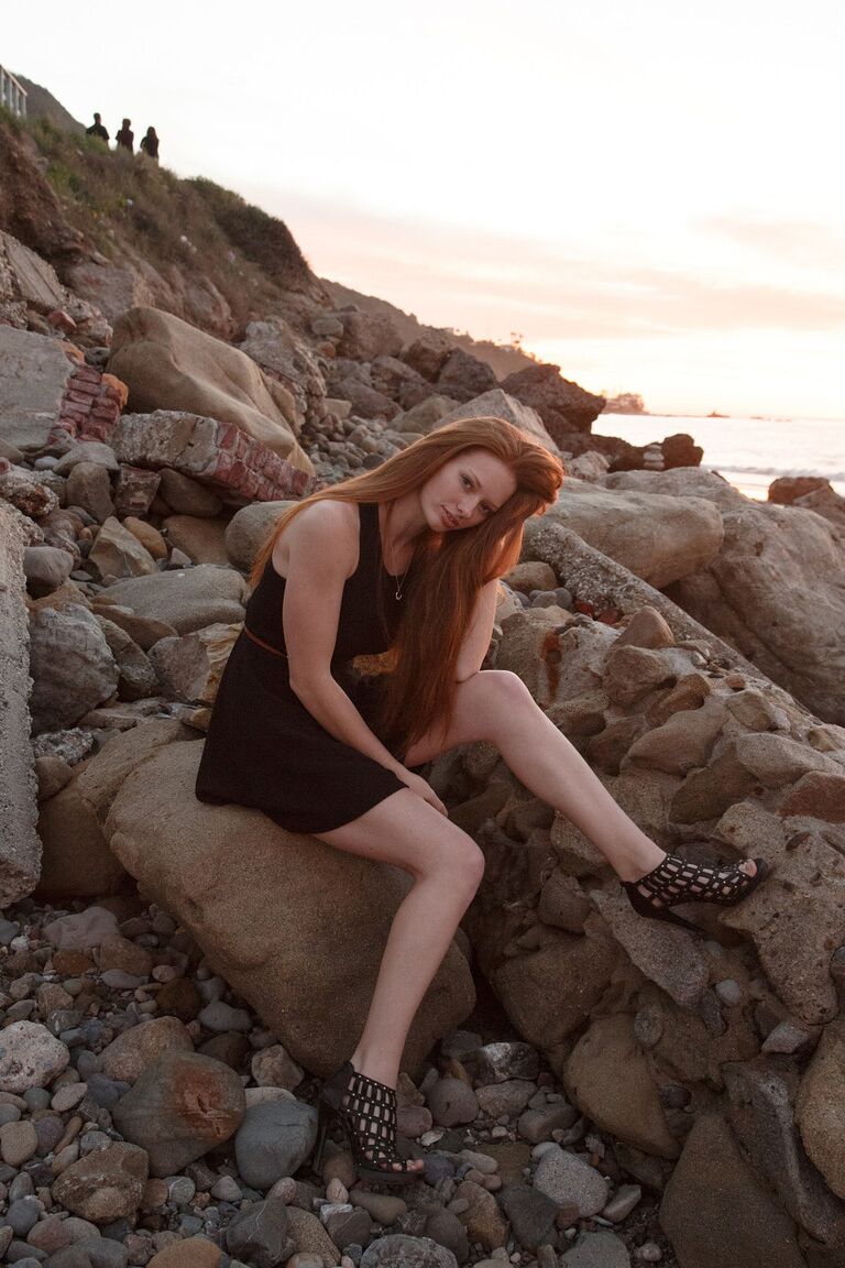 12P A adolescente angelical Wendy Patton mostra uma saia levantada excitante em um vestido quente