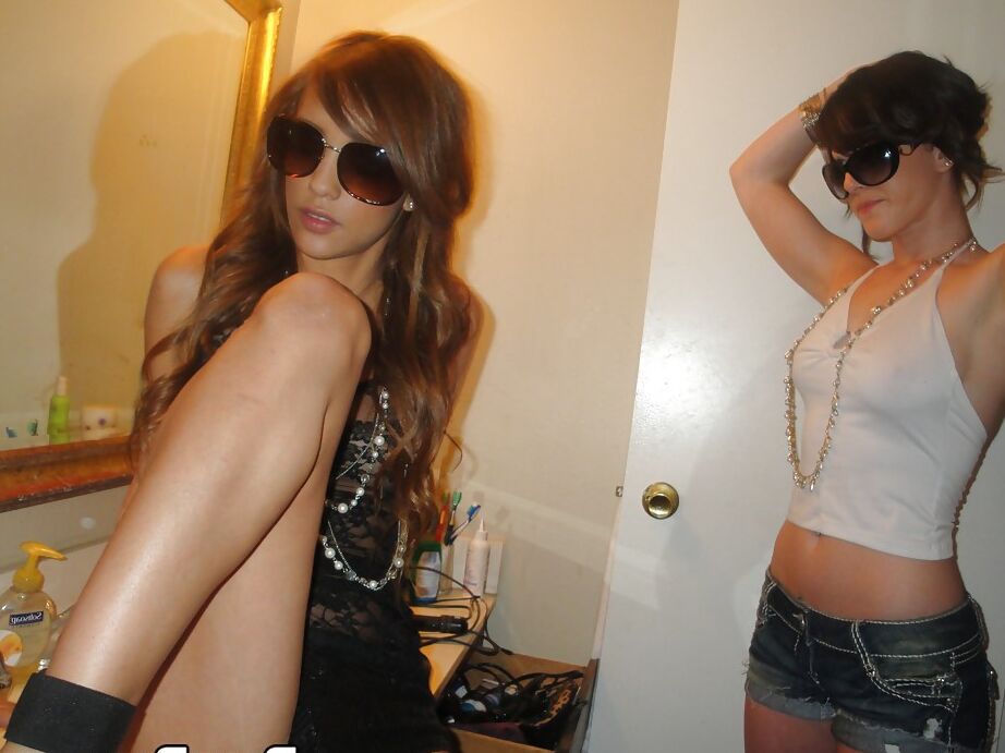 16P Las jóvenes lesbianas Jennifer y Melanie se tocan y se lamen el coño