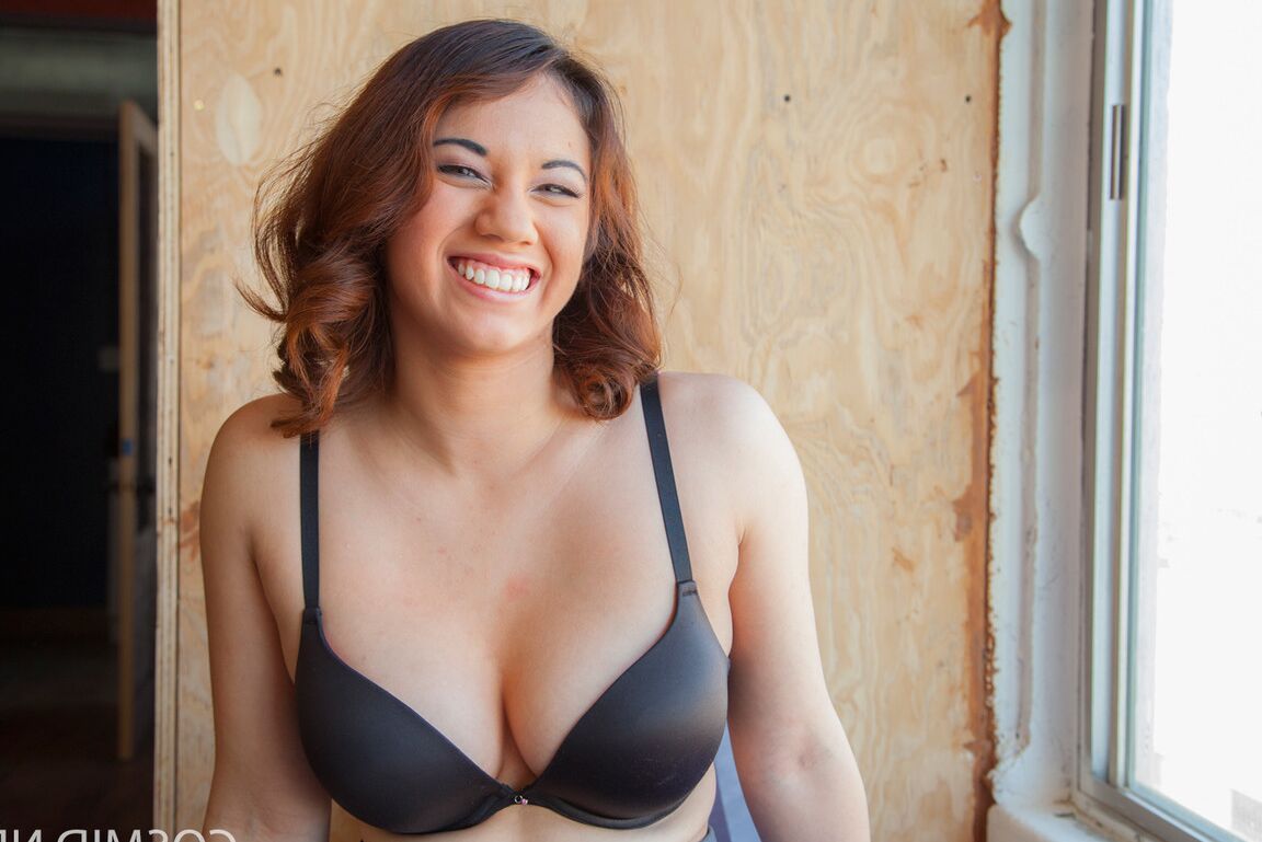 16P Feliz amadora Eve Corta tirando a provocação com peitos grandes