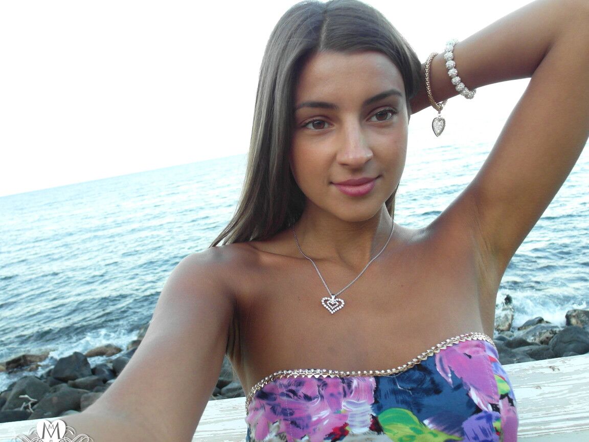 15P Sexy adolescente russa Melena Tara tira selfies de seus peitos
